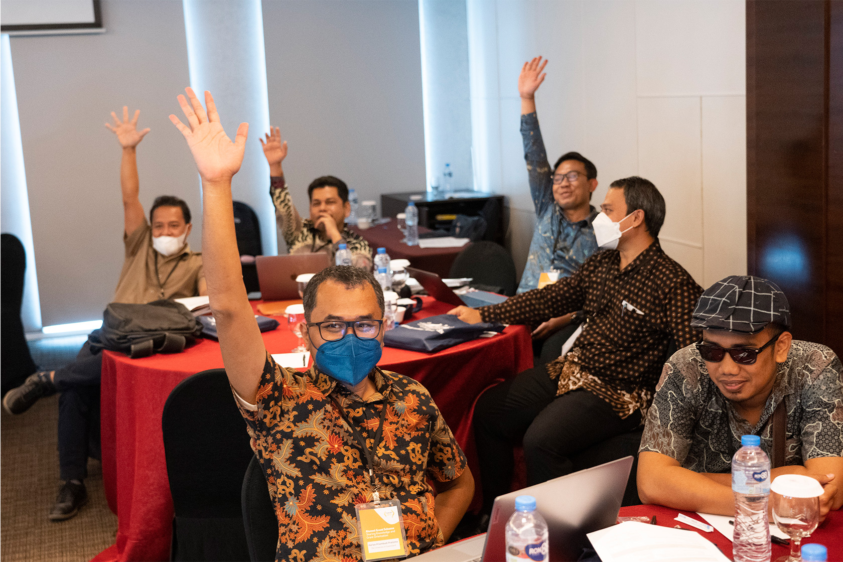 AGS workshop participants are enthusiastically raising their hands, trying to answer the quizzes.