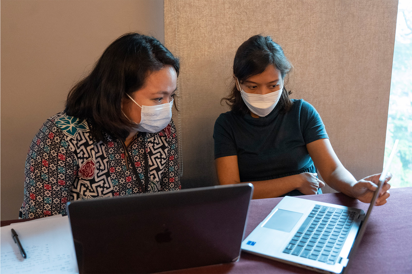 An AGS recipient is discussing with the AGS team member over a laptop