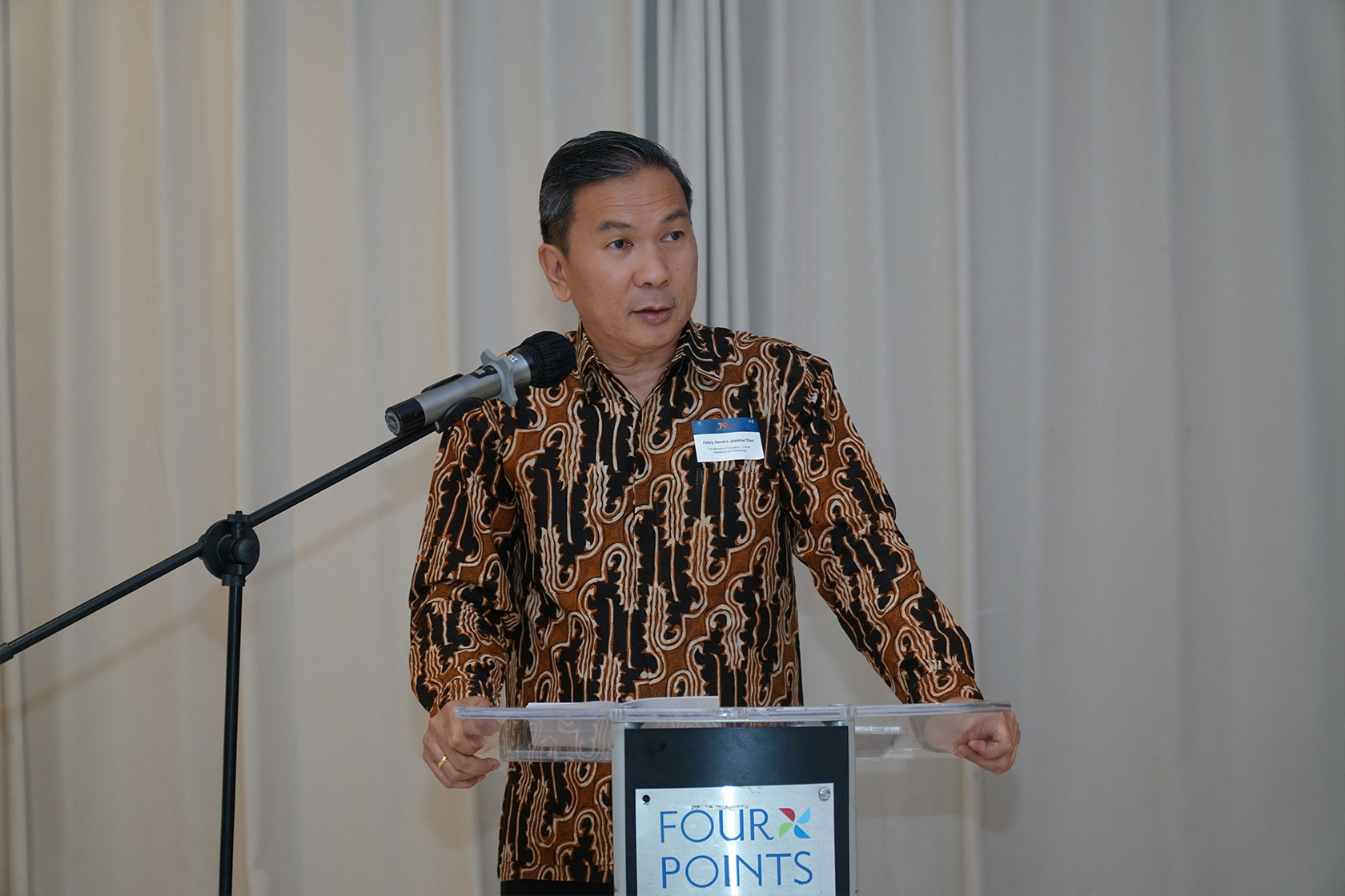 Mr Febry HJ Dien, a distinguished alumnus and a secretary of IKAMA North Sulawesi, gives a warm remark, creating a positive and welcoming atmosphere for everyone present.