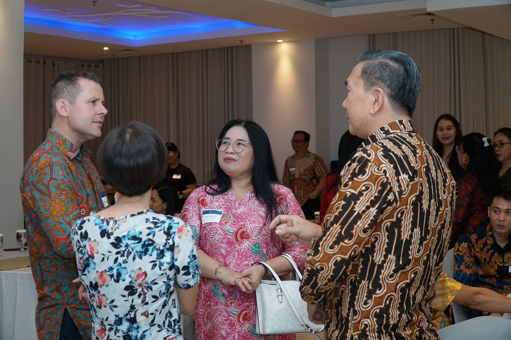 Alumni engage in a lively discussion, sparking the flame of old friendships and weaving new bonds at the networking dinner