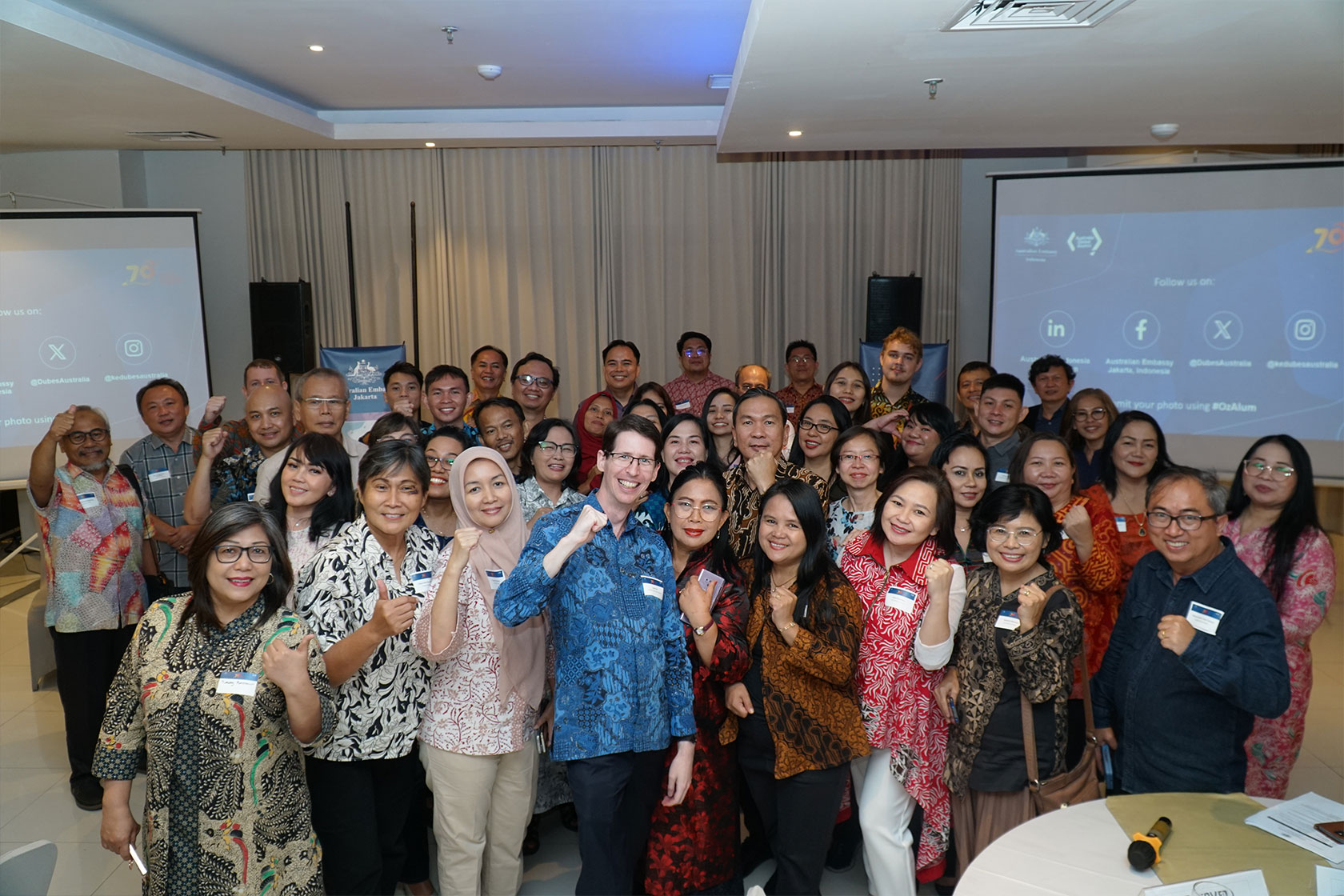 A group photo of Mr Todd Dias, Australia's Consul-General in Makassar, and all participants of the Alumni Networking Dinner in Manado.