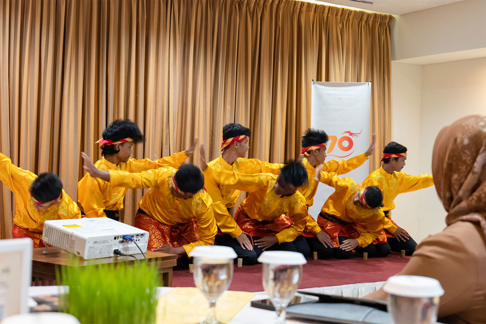 The talented dancers of Sanggar Buana weave the captivating tale of Likok Pulo, a traditional Aceh dance that fascinates our alumni.