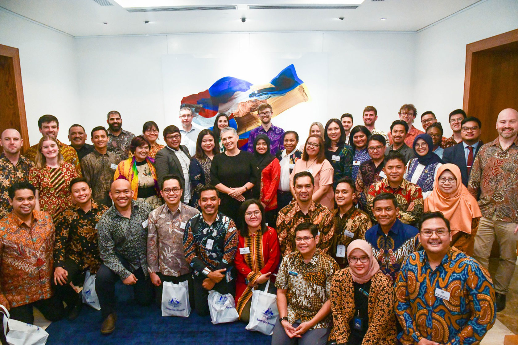 The Australian Ambassador to Indonesia captures a memorable moment with our exceptional short course participants bound for an enriching adventure in Australia.