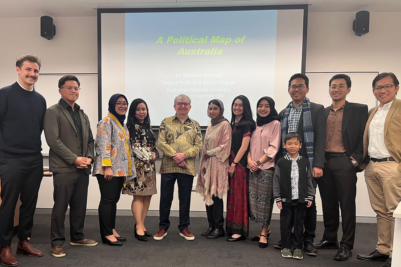 The scholars participate in a lecture by Dr Stephen Sherlock, which explores Australian politics.