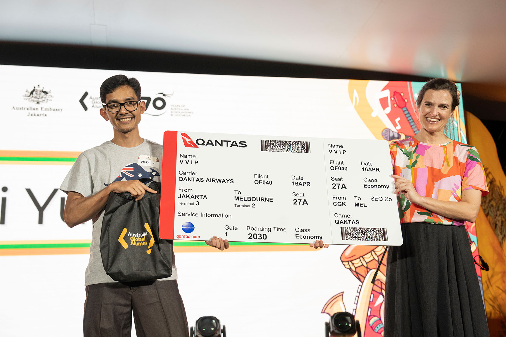 A lucky alumnus wins a door prize – a round-trip ticket from Jakarta to Sydney/Melbourne, courtesy of Qantas.