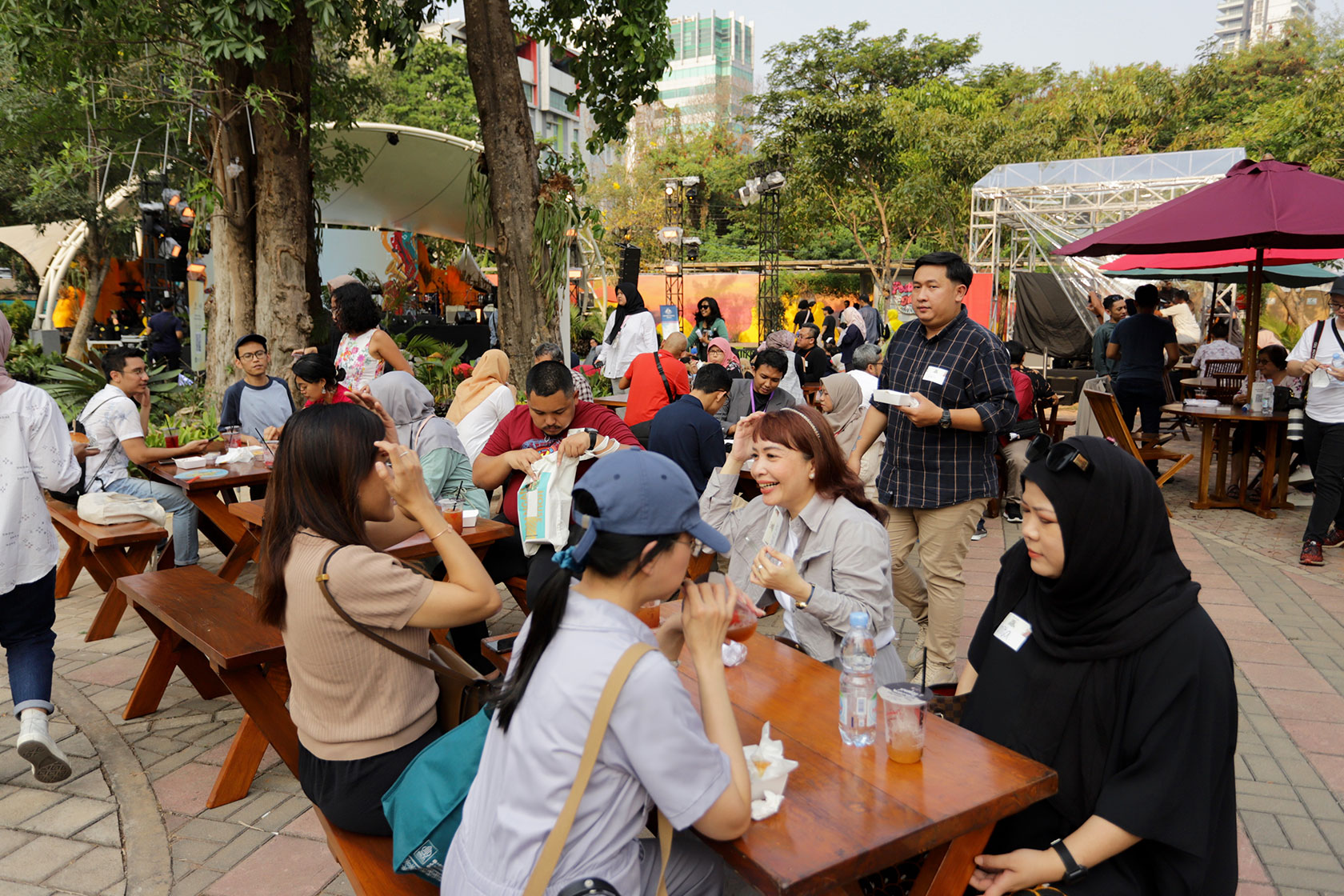 Alumni indulge in delectable, complimentary culinary delights and beverages offered by our alumni-run food stalls.