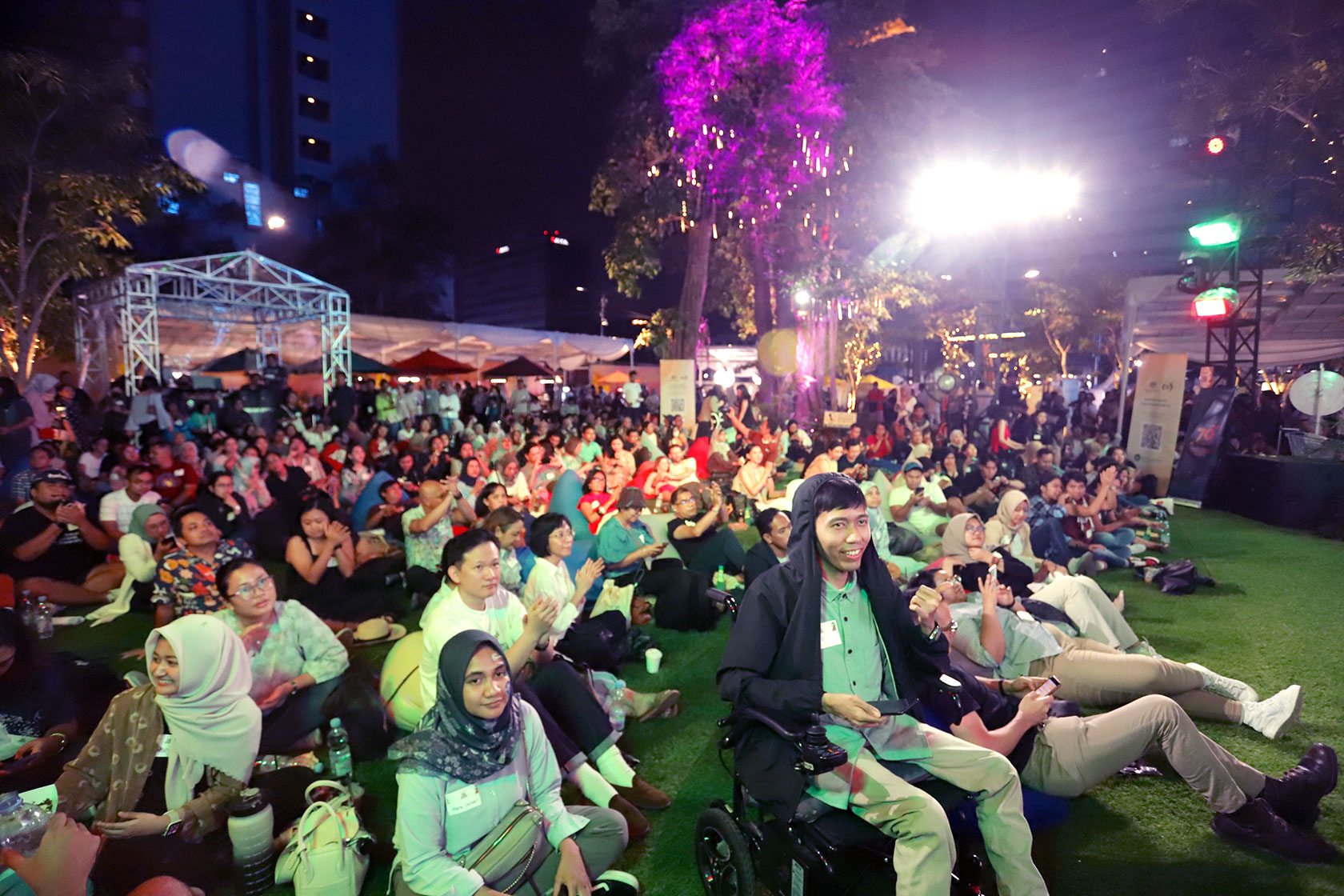 Alumni enjoy the harmonious tunes and mesmerising performances by talented artists from Indonesia and Australia.