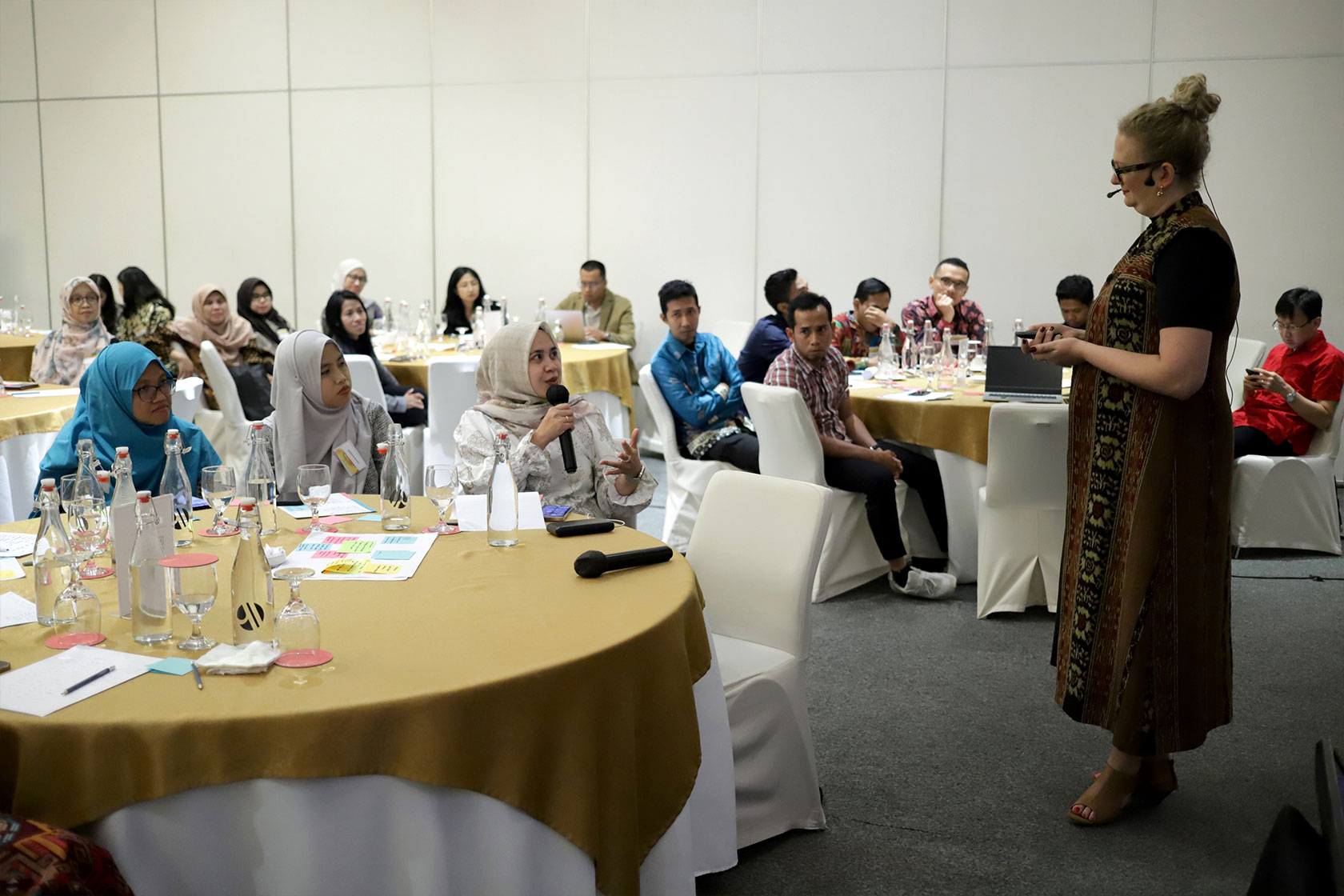 Amanda Schillers from Australia Awards in Indonesia is actively involved with the workshop participants.