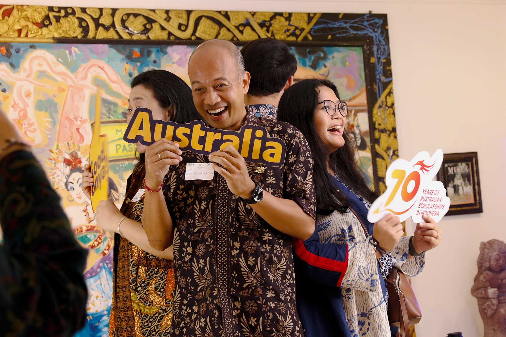 Australian alumni embrace the fun and capture memorable snaps at the photo booth.