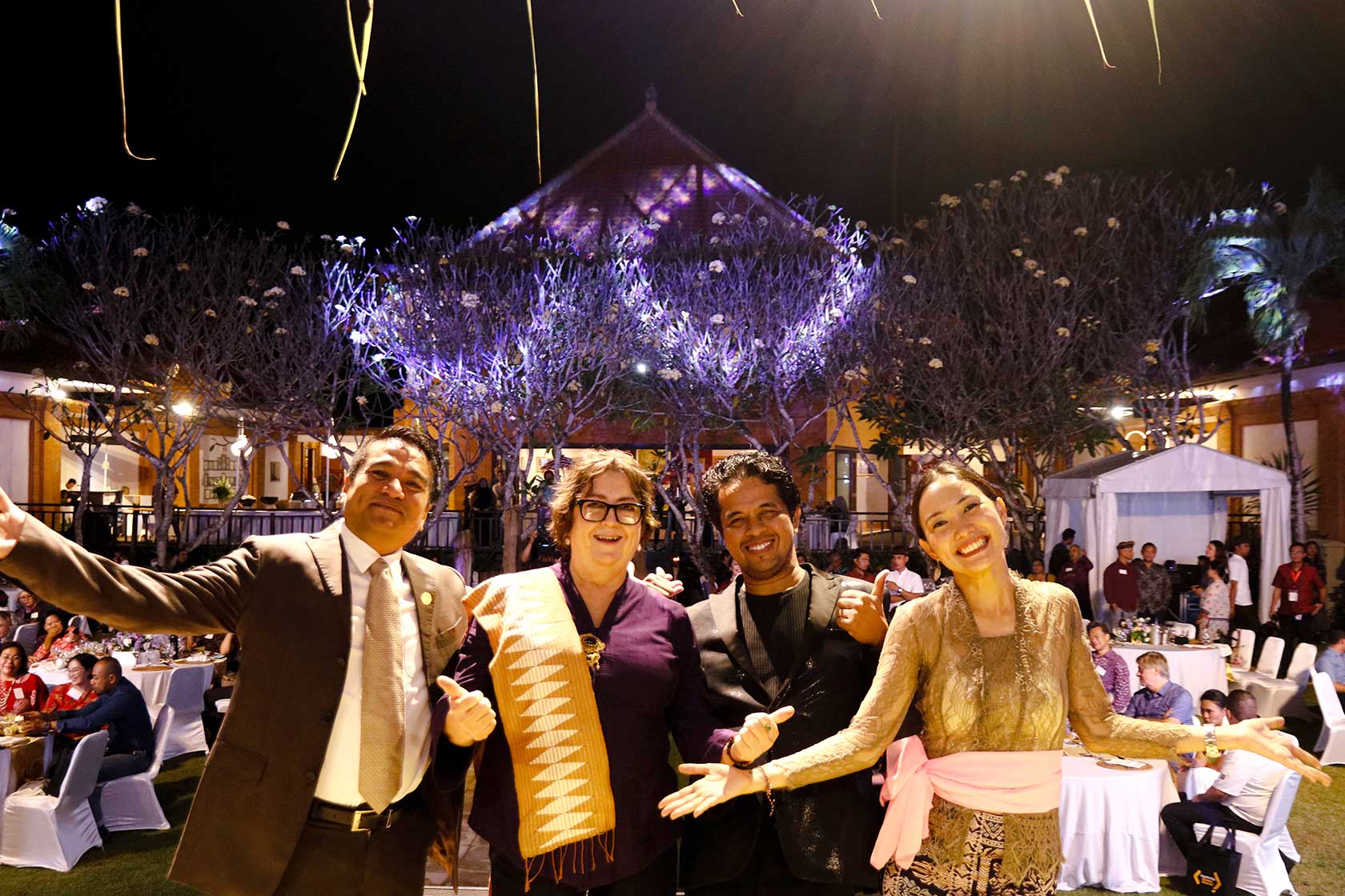 Australian Consul-General in Bali, Ms. Anthea Griffin, captures a memorable moment with Gala Dinner Bali MC and alumna Cheryl Marella, along with performers Balawan and Indra Lesmana.
