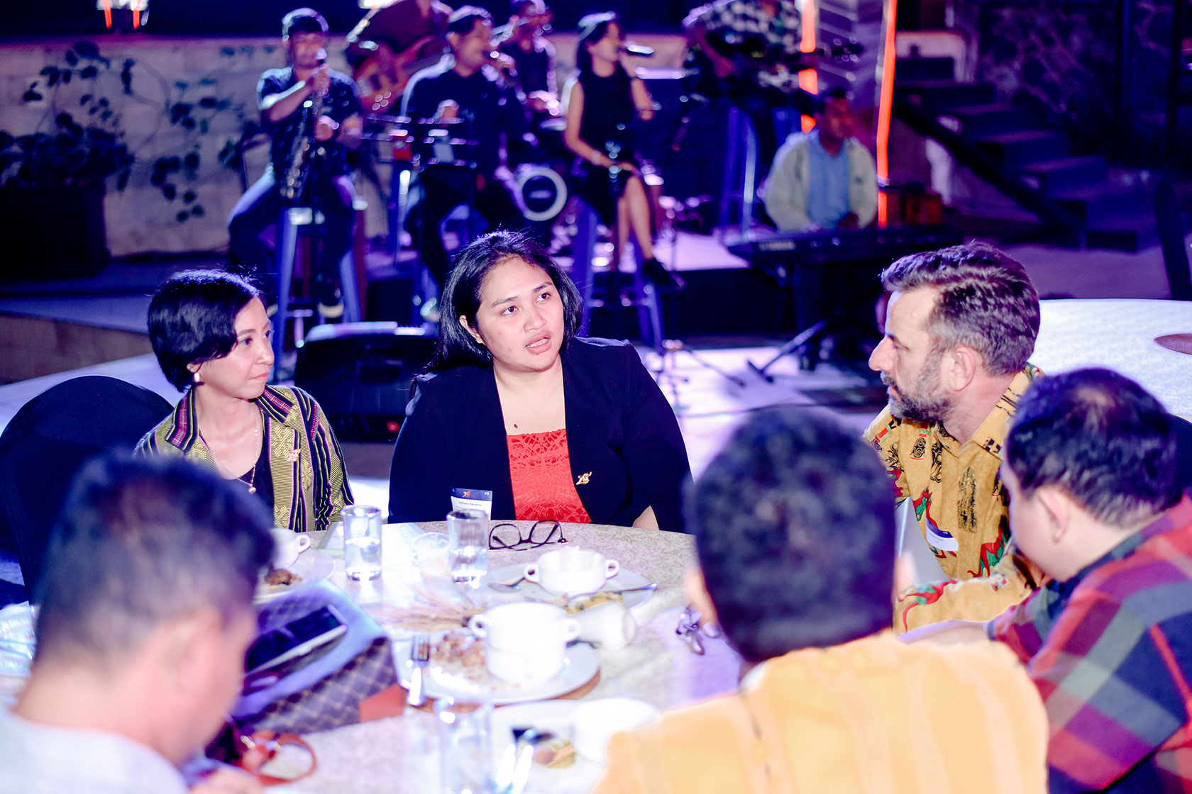 Australian alumni talk with the Australian Deputy Ambassador to Indonesia, Mr Stephen Scott, at the round table