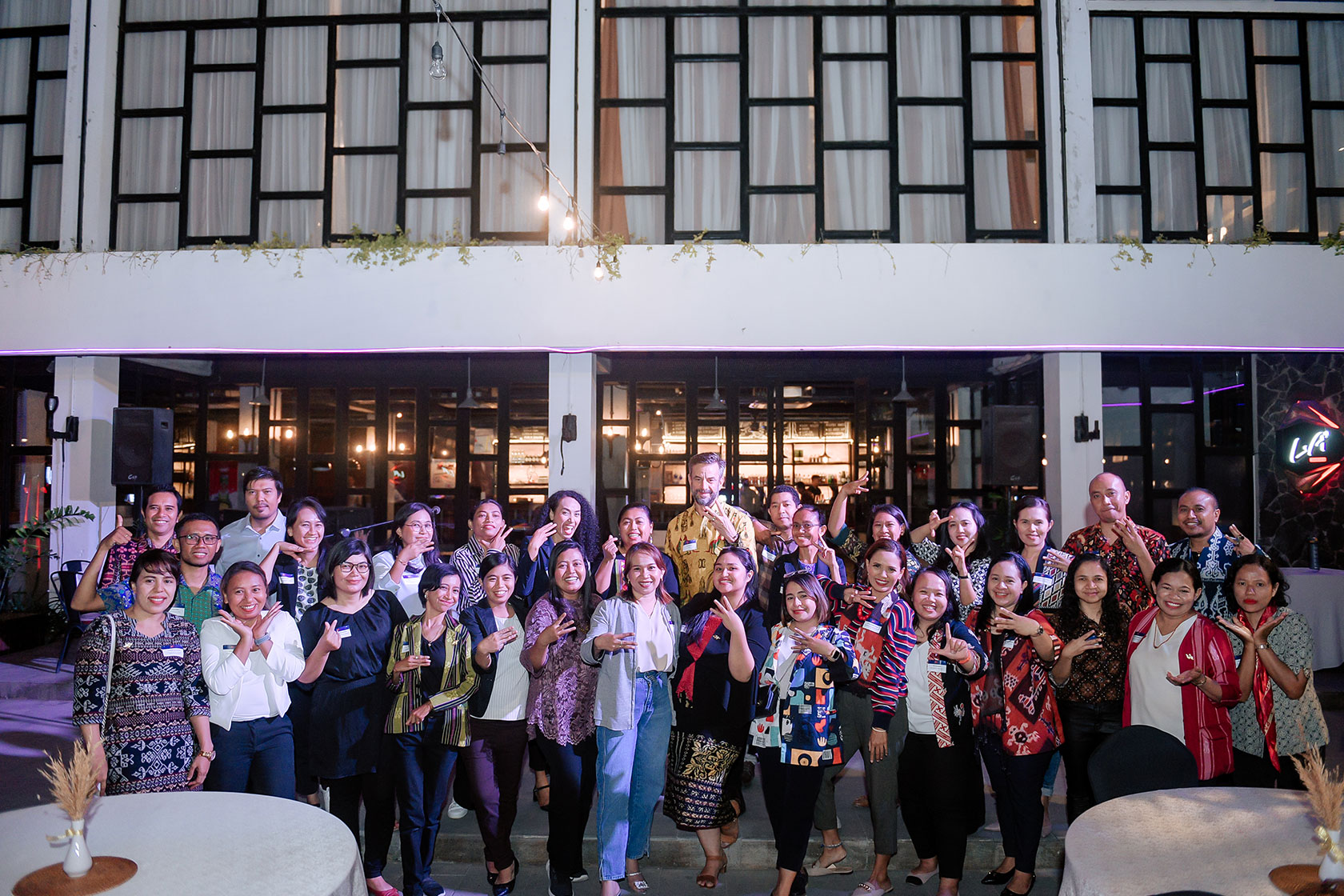 Attendees of the Alumni Network Dinner in Kupang take a picture together with the Australian Deputy Ambassador to Indonesia, Mr Stephen Scott