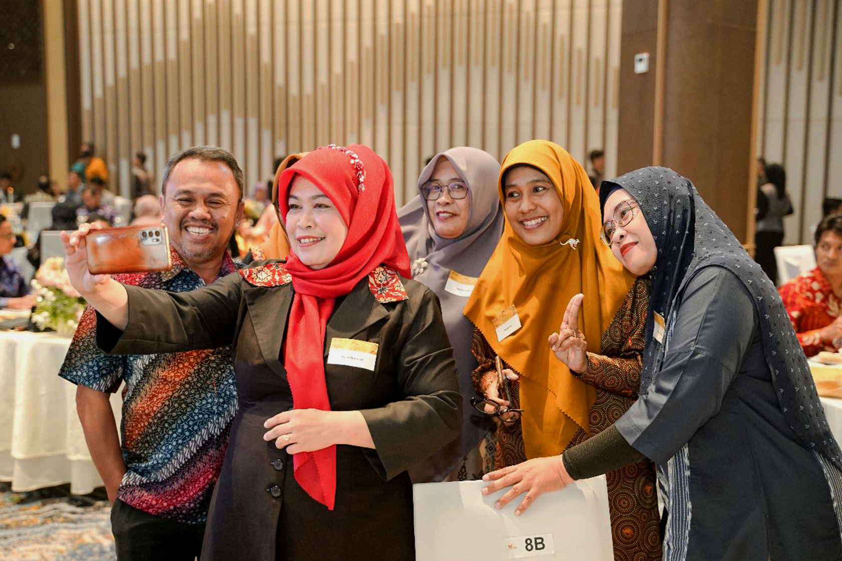 Australian Alumni unite: A captivating snapshot of camaraderie at the Gala Dinner in Makassar