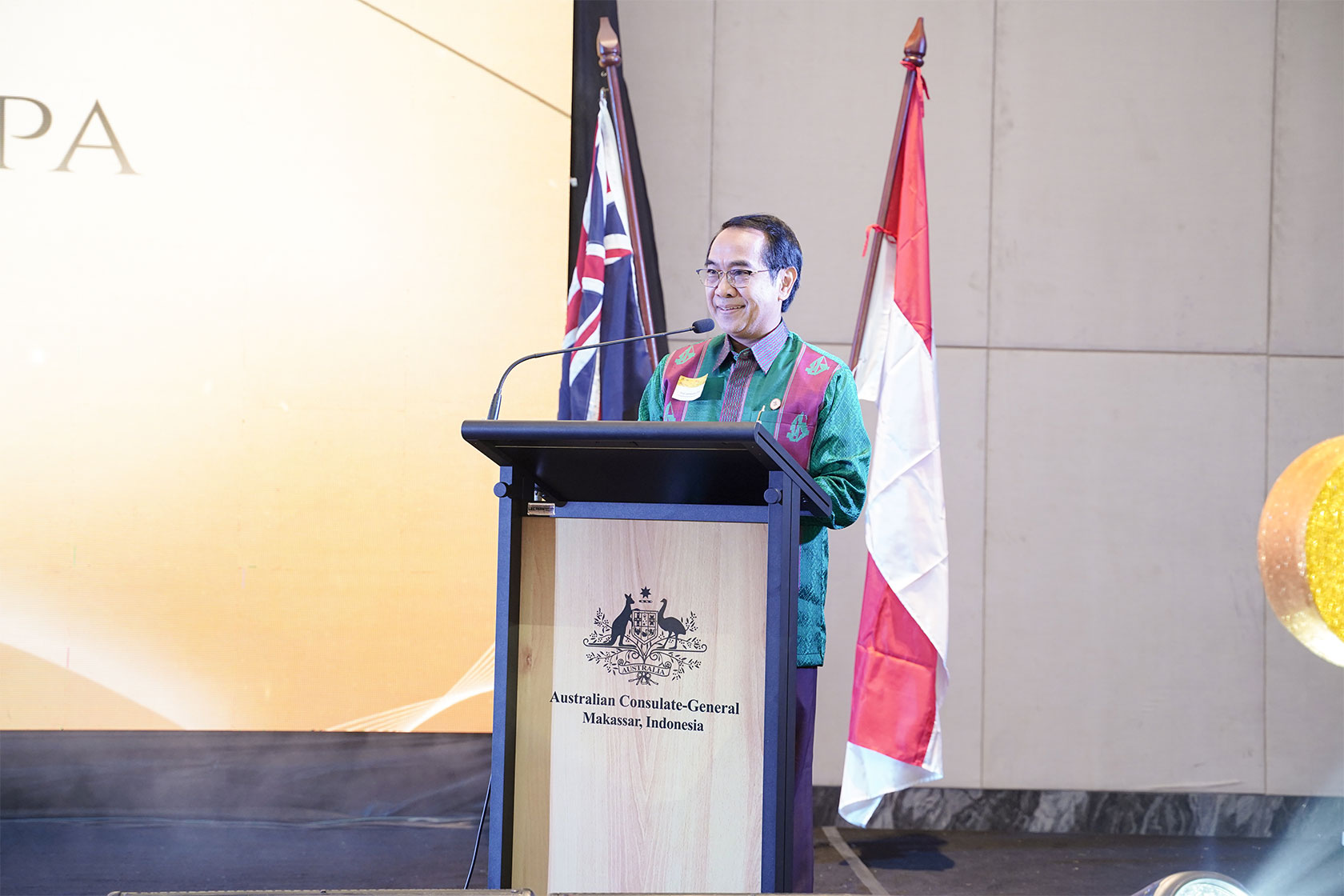 Prof Jamaluddin Jompa, President of the Australian Alumni Association (IKAMA) in South Sulawesi, gives a remarks