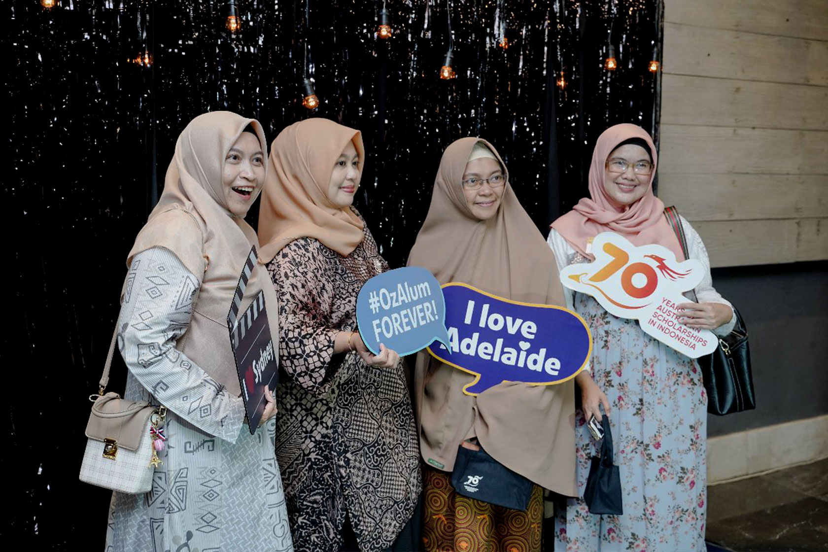 Female alumni strengthen their bond at the photo booth. 