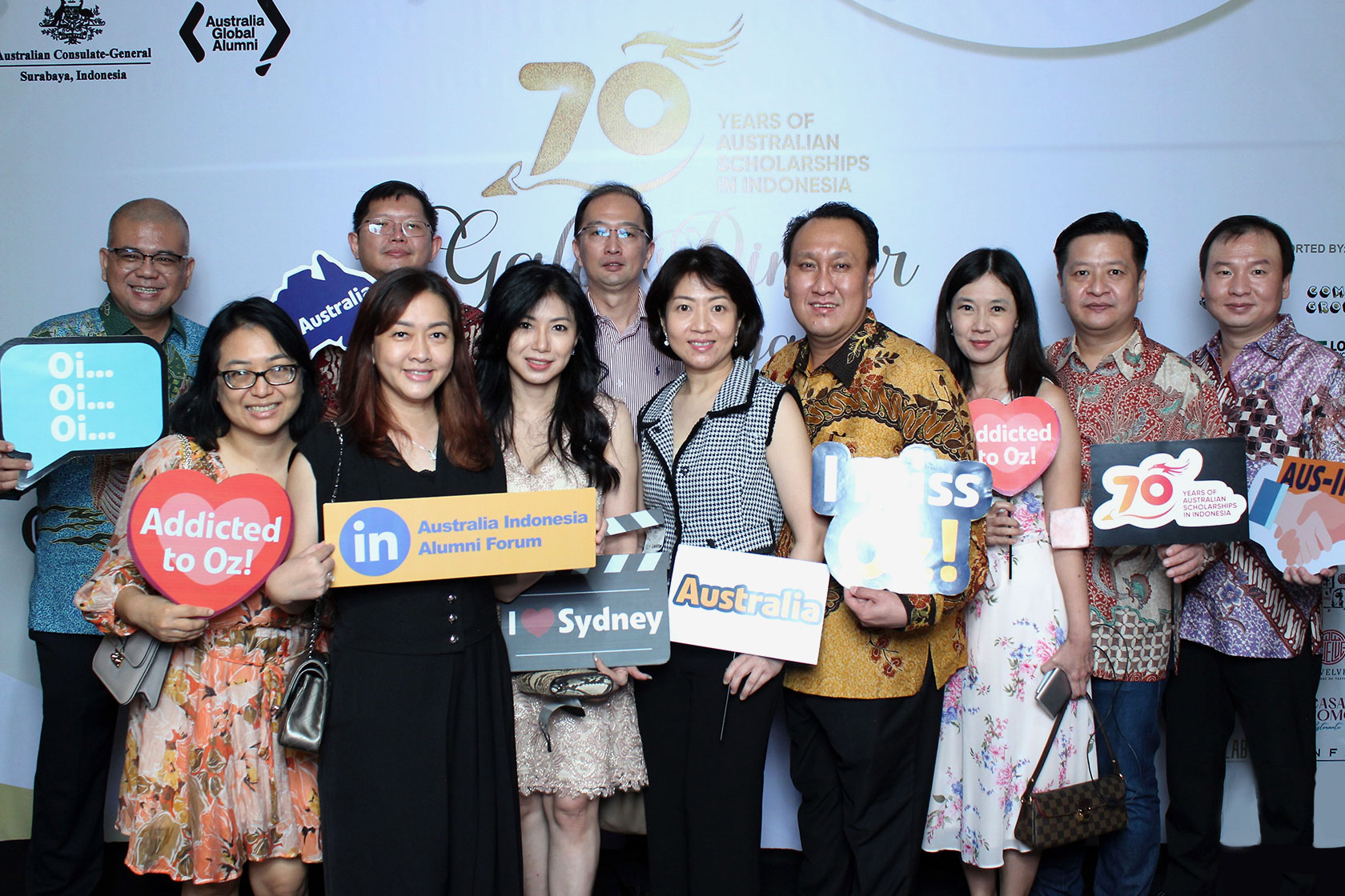 Surabaya alumni capture heartwarming moments at the photobooth. 