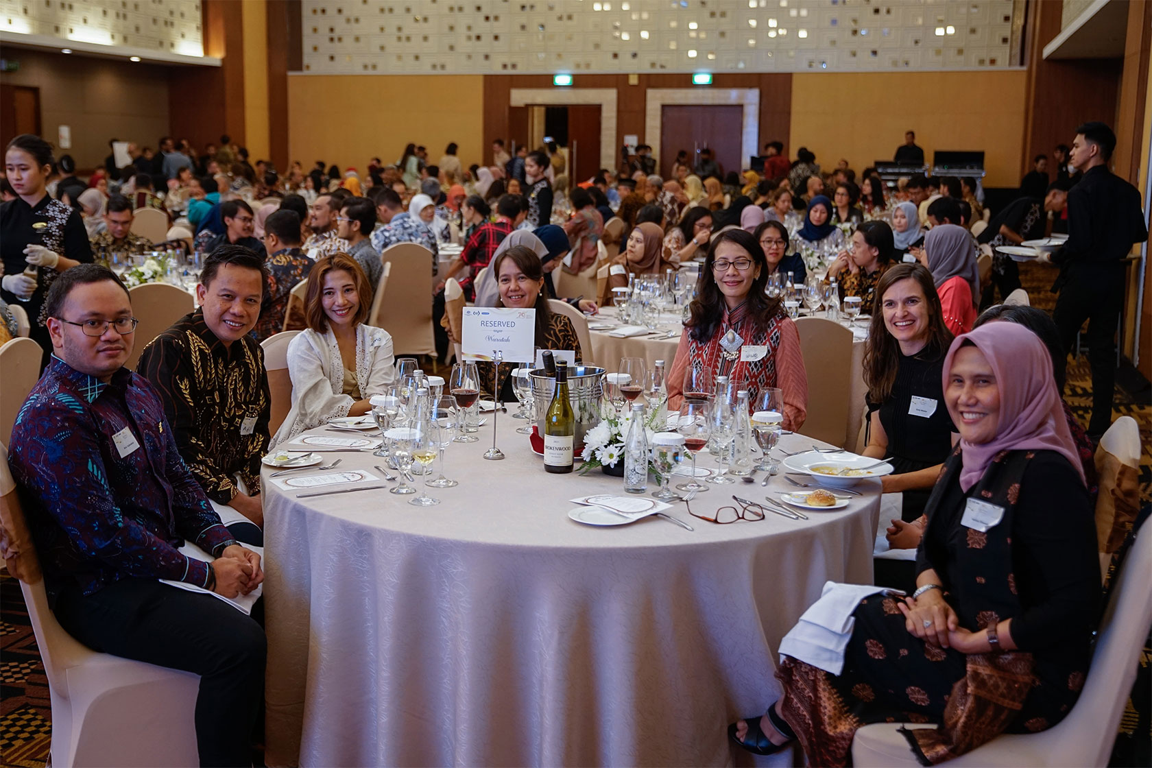 Australian Embassy in Indonesia representatives and a group of alumni enjoy the warm ambience of the Yogyakarta Gala Dinner.
