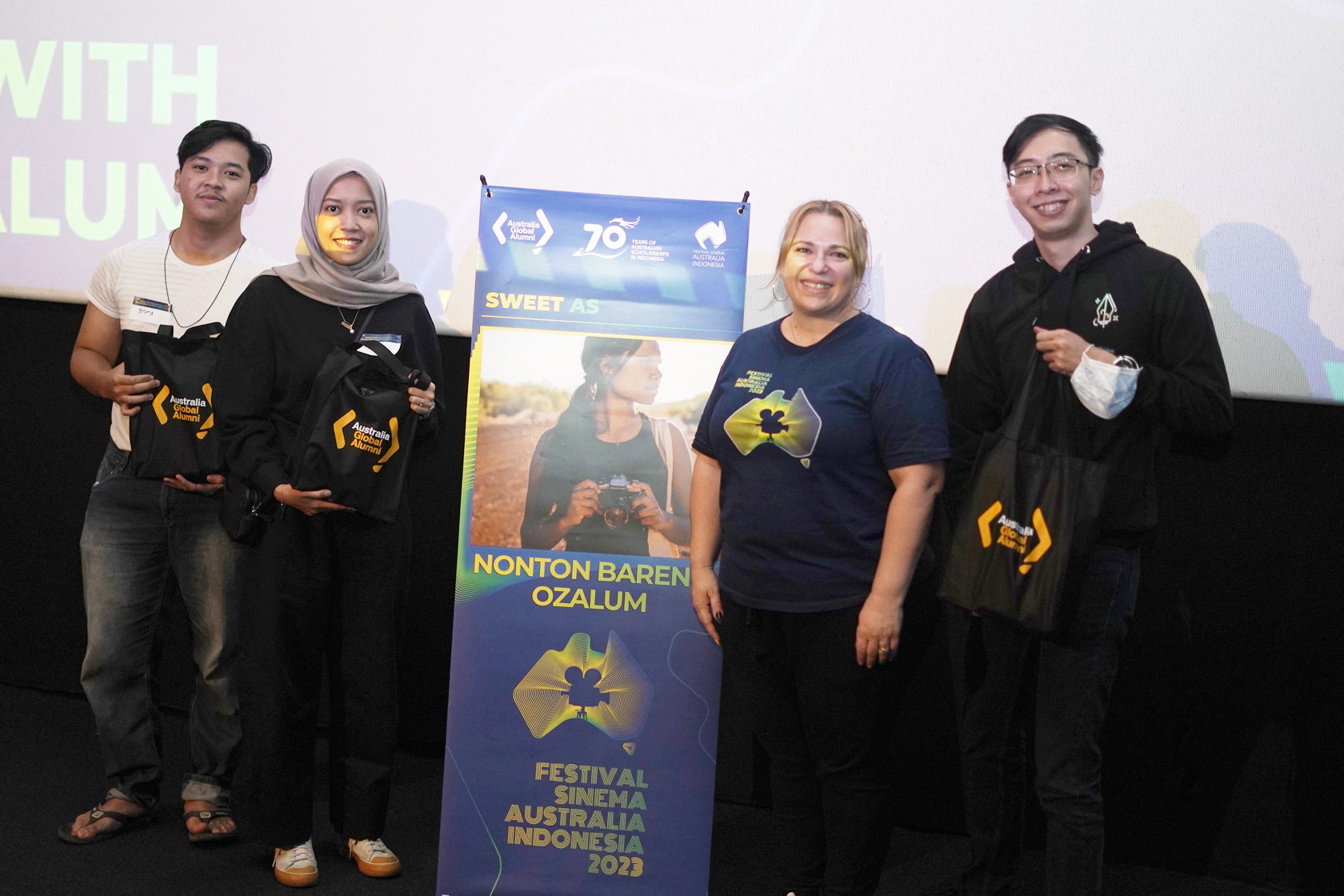 The quiz winners took a picture with Amanda Panayotou, Second Secretary of Public Diplomacy, Australian Embassy in Indonesia.