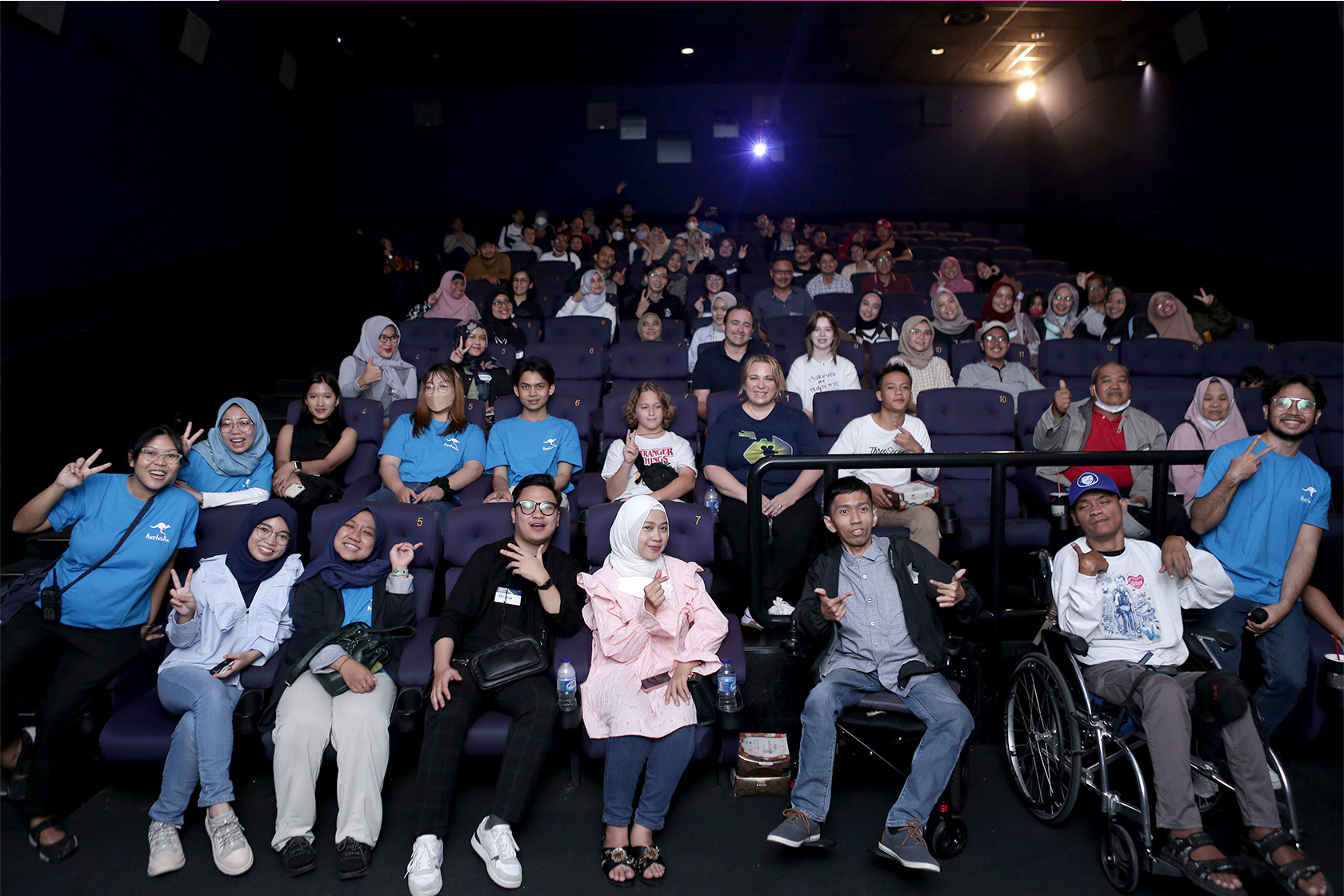 All “Nobar” participants in Bandung took a picture together before the film screening started.