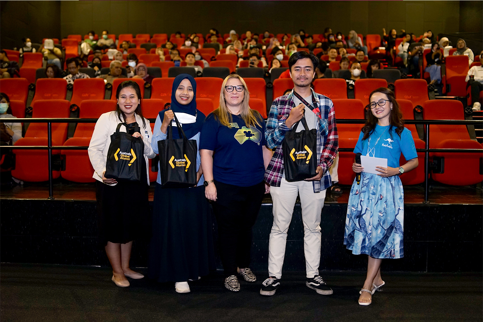 The Quiz winners for “Nobar” in Yogyakarta took a picture with Amanda Panayotou, Second Secretary of Public Diplomacy, Australian Embassy in Indonesia.