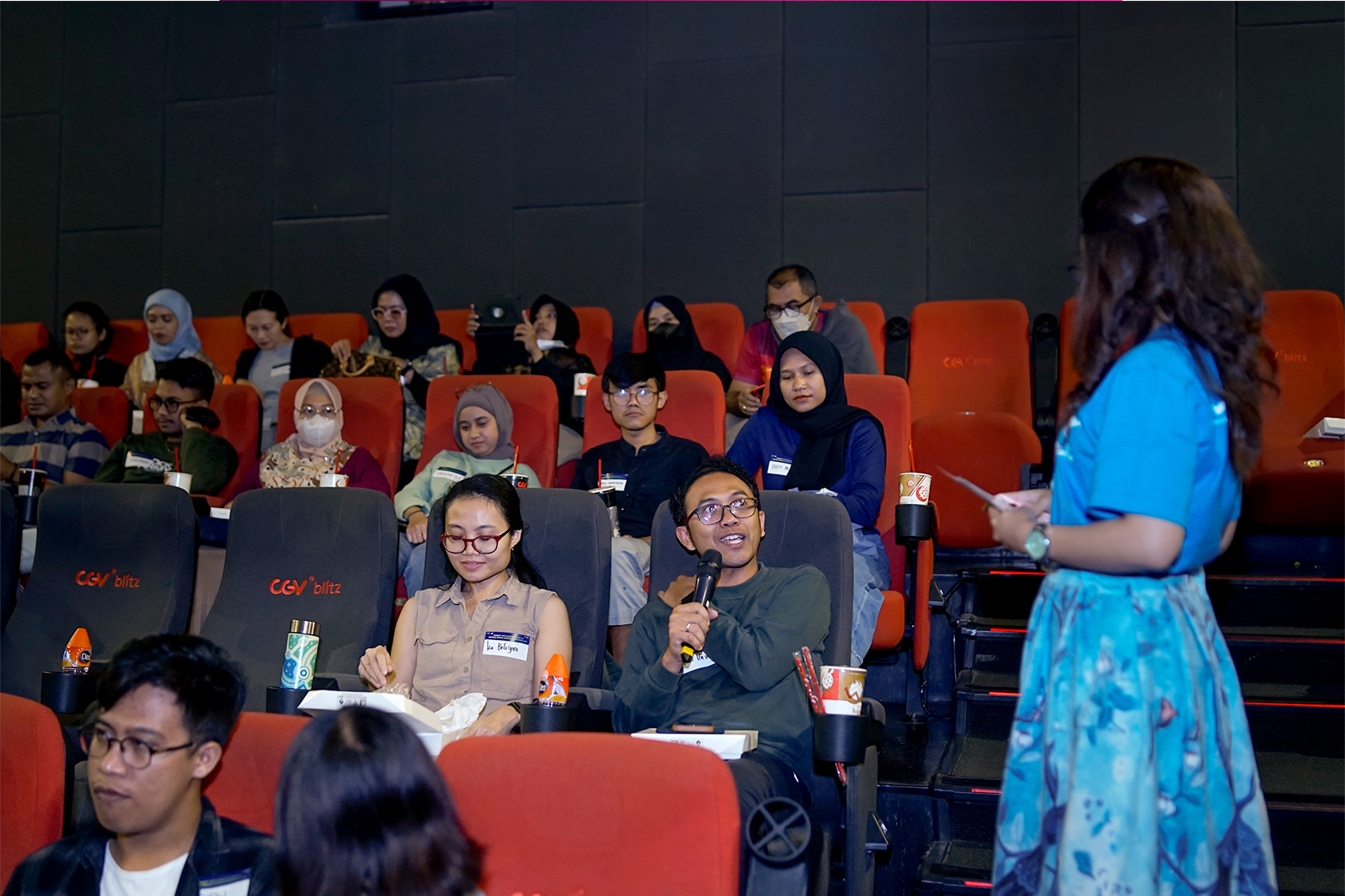 MC interacted with a “Nobar” participant at the networking event at the CGV Pakuwon Mall, Yogyakarta.