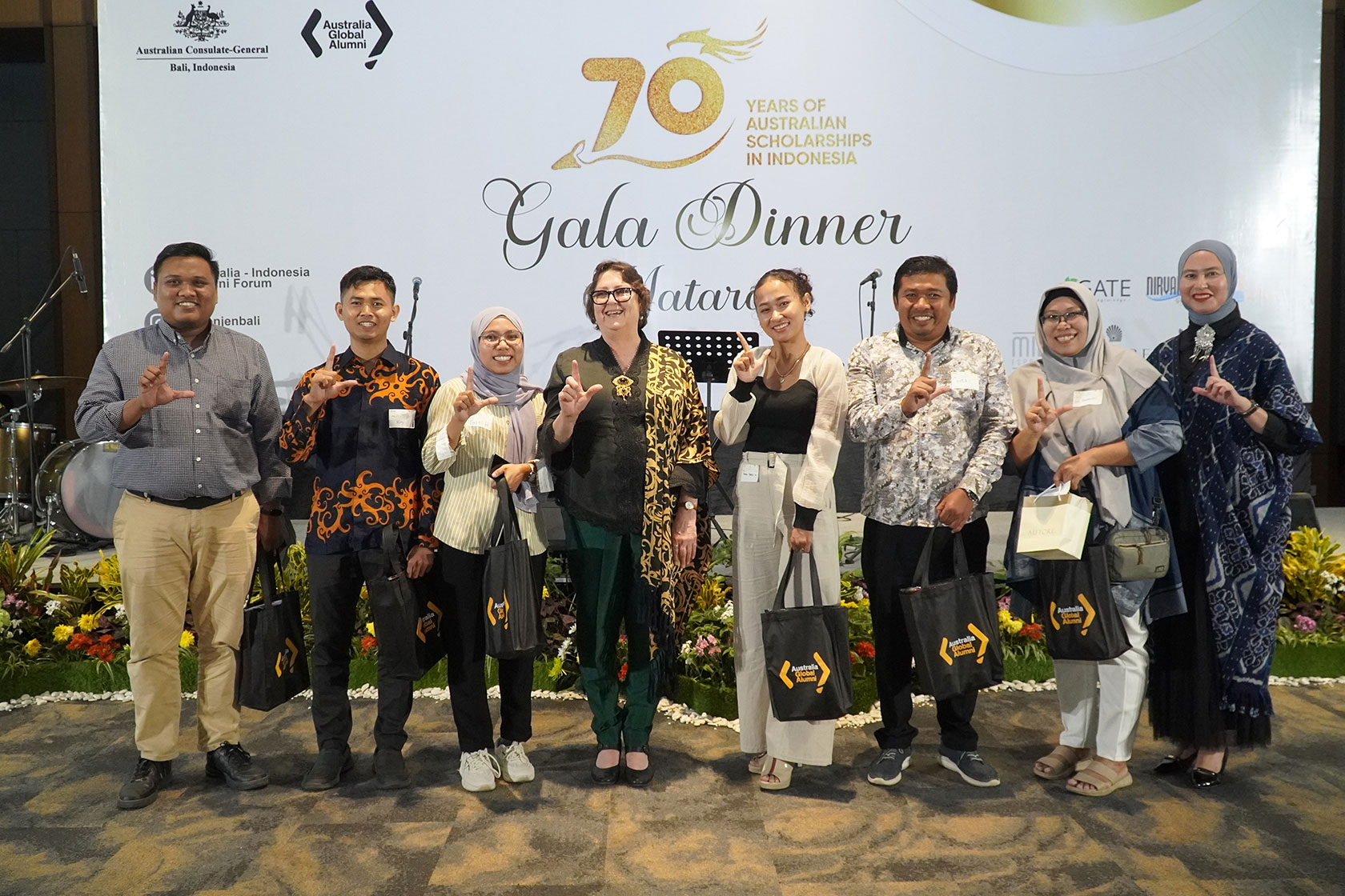 Australian Consul-General in Bali, Nusa Tenggara Barat and Nusa Tenggara Timur, Ms Anthea Griffin, captures a moment with door prize winners.