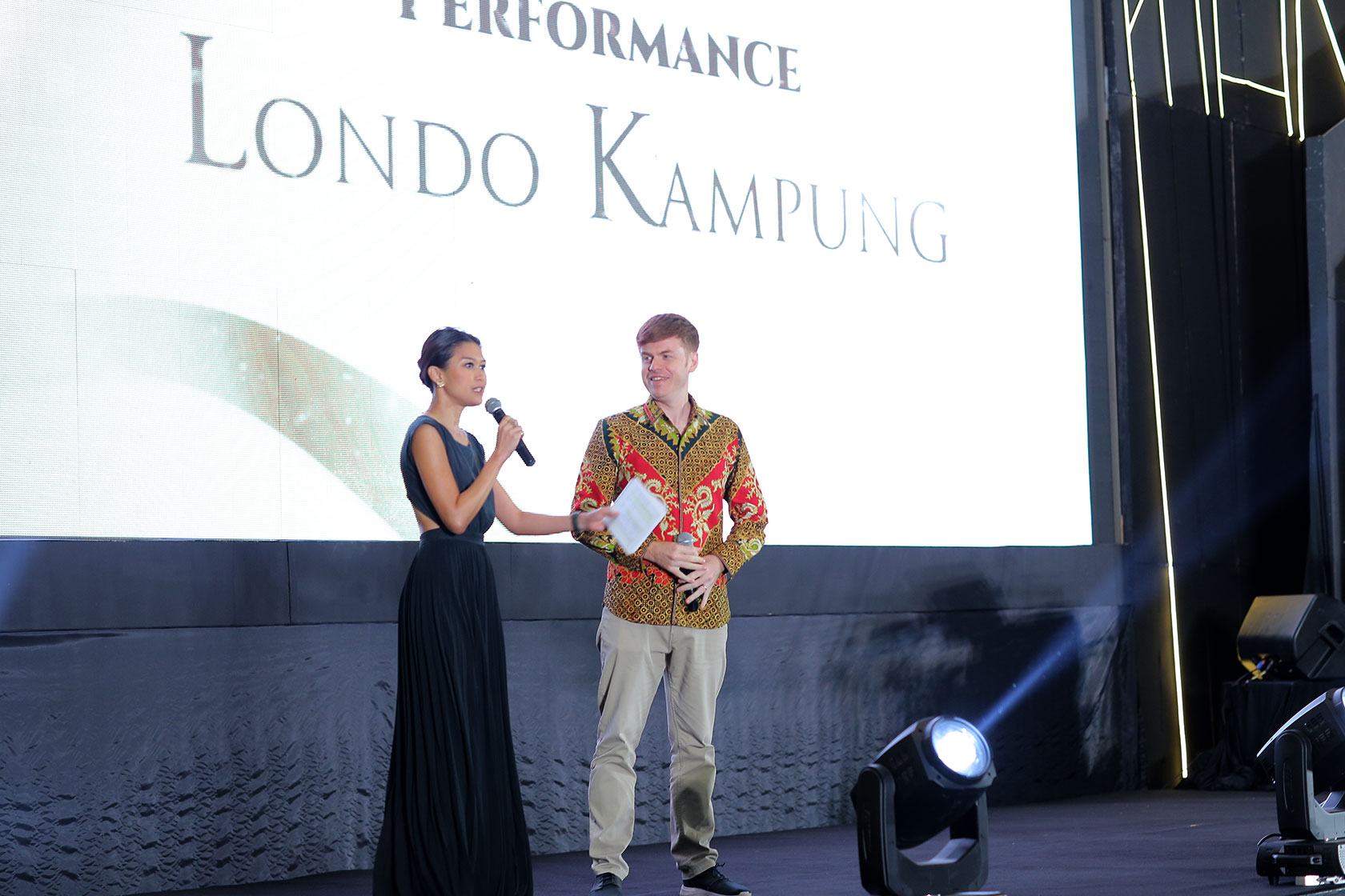 MC Marissa Anita presents Cak Dave (Londo Kampung) to the captivated audience.