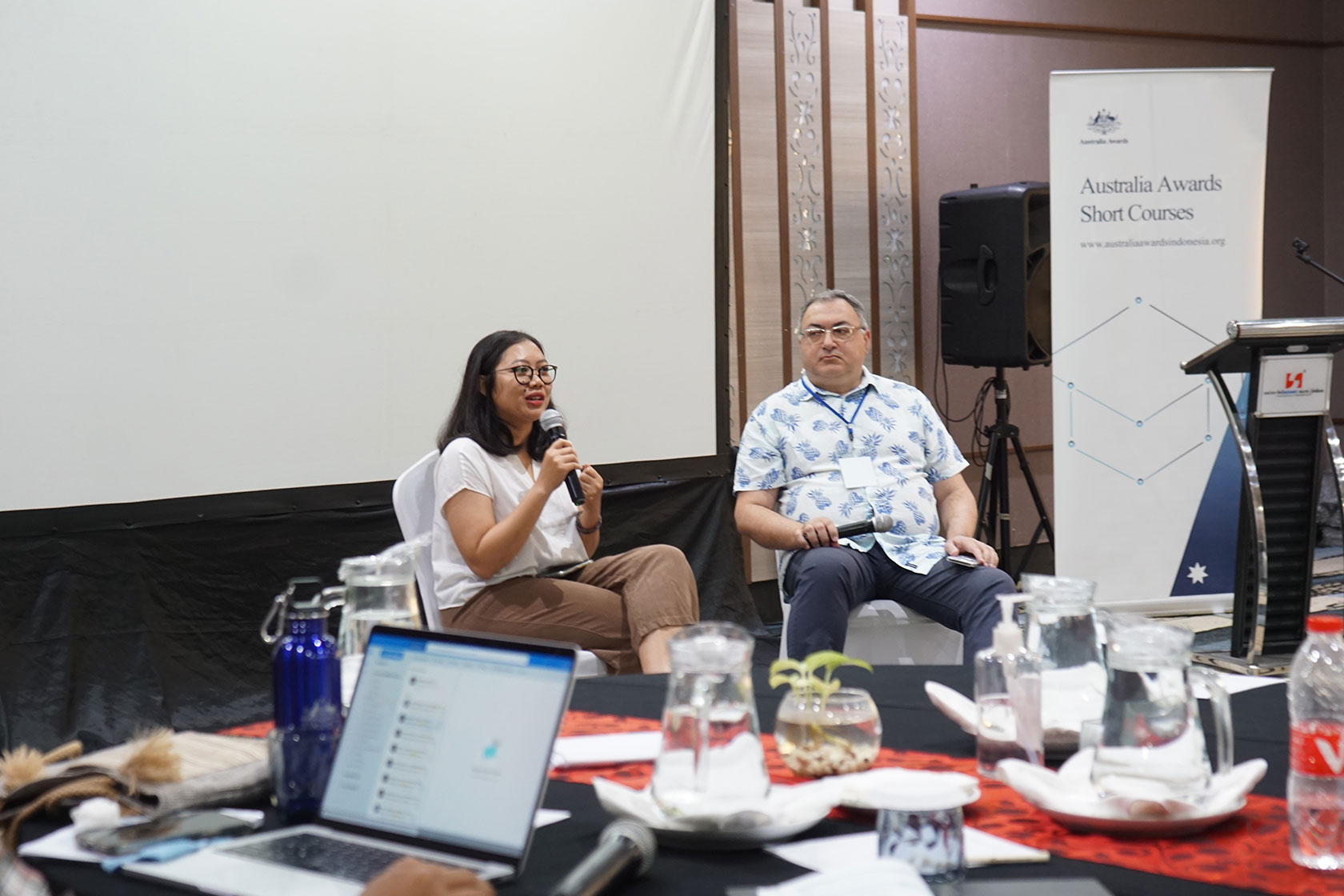 Fransiska Eva Lidya Natalia (Community Engagement & Program Coordinator of Jaringan Ekowisata Desa) participates in knowledge sharing session,  moderated by Professor Shahram Akbarzadeh.