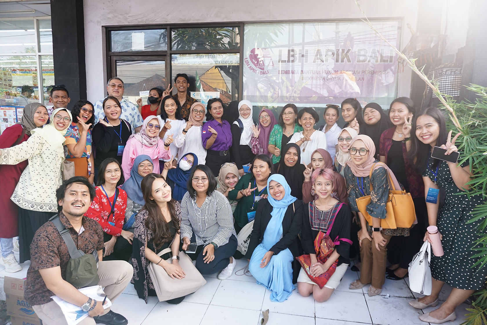 The participants visit the Women’s Legal Aid Organisation Association for Justice (LBH Apik) office in Bali.