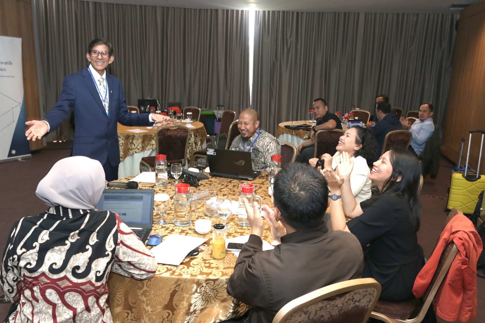 The short course participants enjoy discussion on the roundtable, facilitated by Professor Reza Monem, Course Leader and Designer.