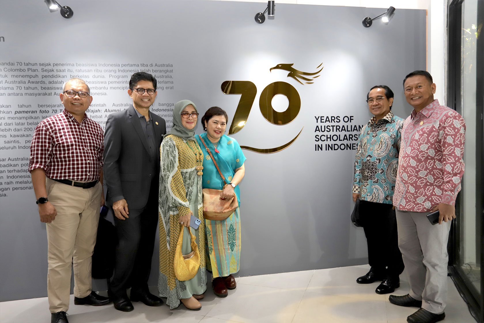 Notable alumni pose for a group photo at the captivating Photo Exhibition.