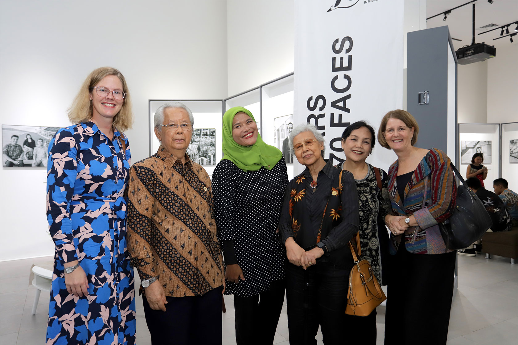 Australian alumni and the Embassy representatives strike a picture-perfect pose. 