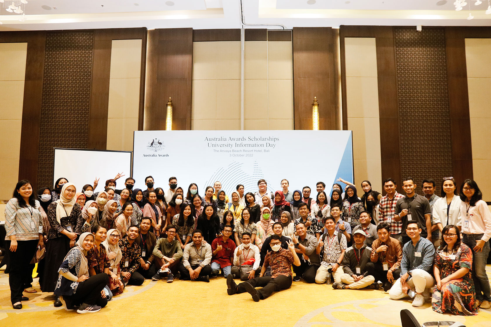 All scholars take a picture together in one frame in the venue hall, with the Australia Awards Scholarships University Information Day’s backdrop in the background.