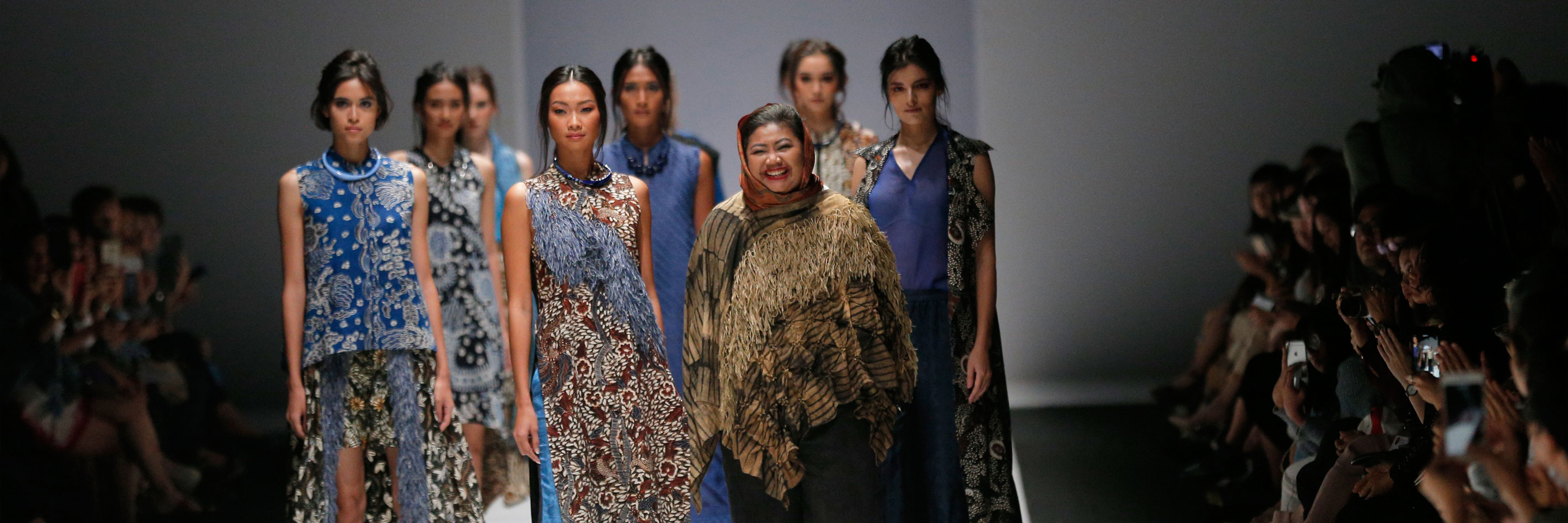 Australian alumna and fashion designer Novita Yunus showcases Indonesian and Australian flora in her striking new Batik Chic Bush collection at the Jakarta Fashion Week 2018.