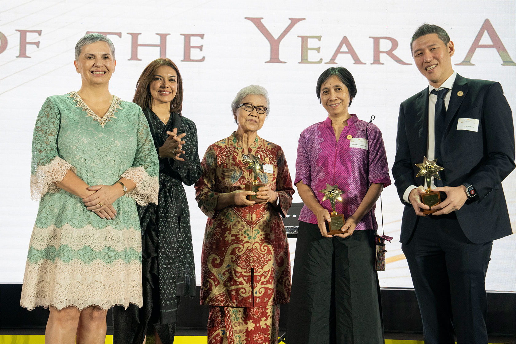 The Australian Ambassador to Indonesia, in the company of the 2022 Alumni of the Year, Najwa Shihab, proudly bestows this year's Alumni Awards winners: Koesmarihati Koesnowarso, Jeanne Rini Poespoprodjo and Jonathan Sudharta.
