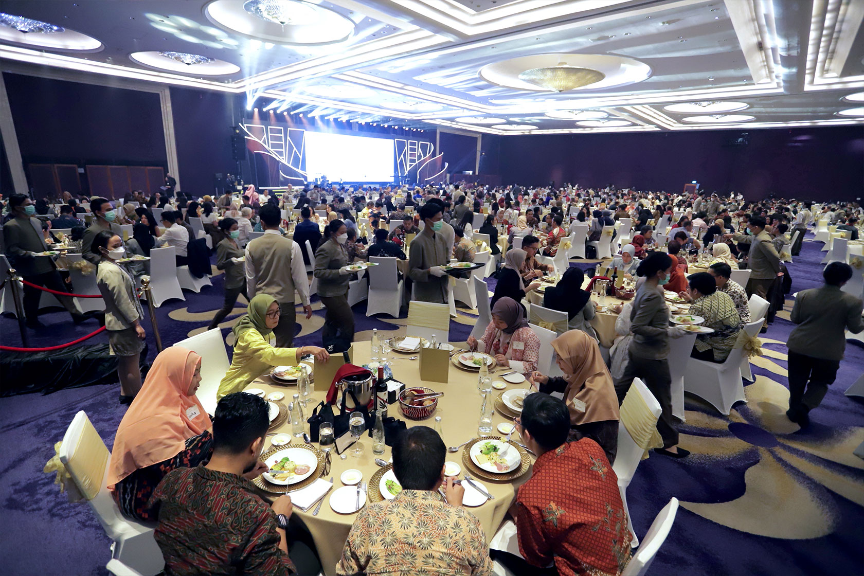 Radiating elegance: The Gala Dinner in Jakarta flourishes with a vibrant ambience.