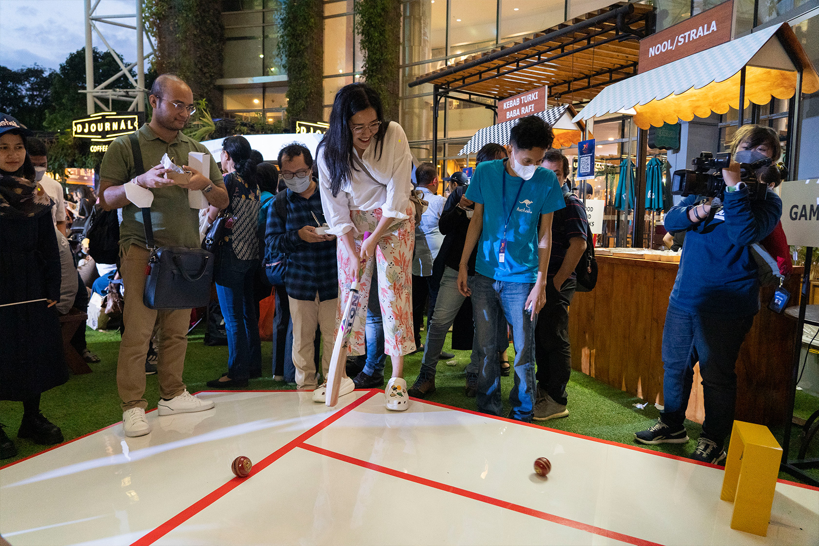 Alumni had fun playing cricket bell to win exclusive merchandise from Australia Awards and Australia Global Alumni in Indonesia.