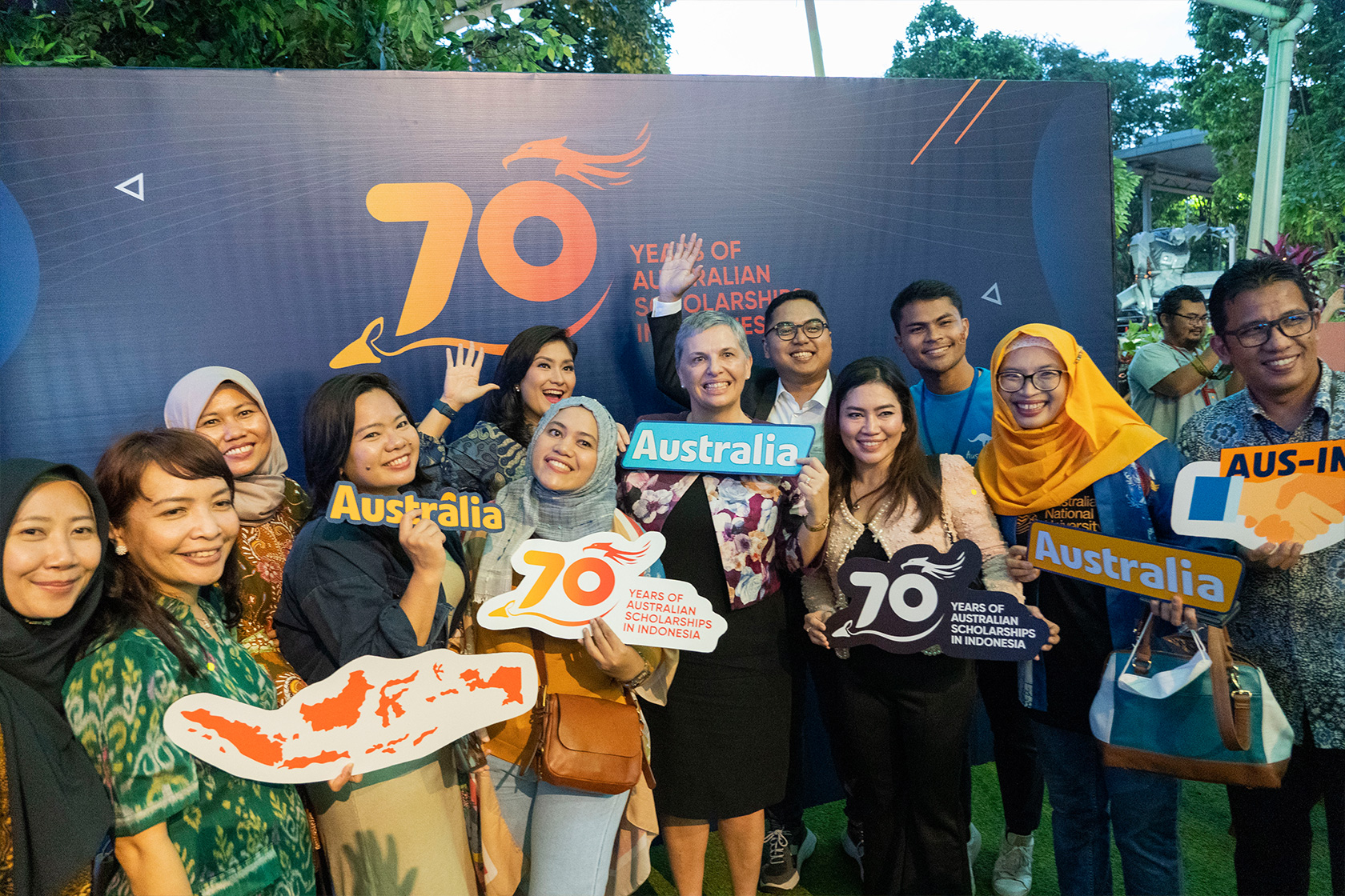 Alumni took a photo with the Australian Ambassador to Indonesia at the Photo Corner.