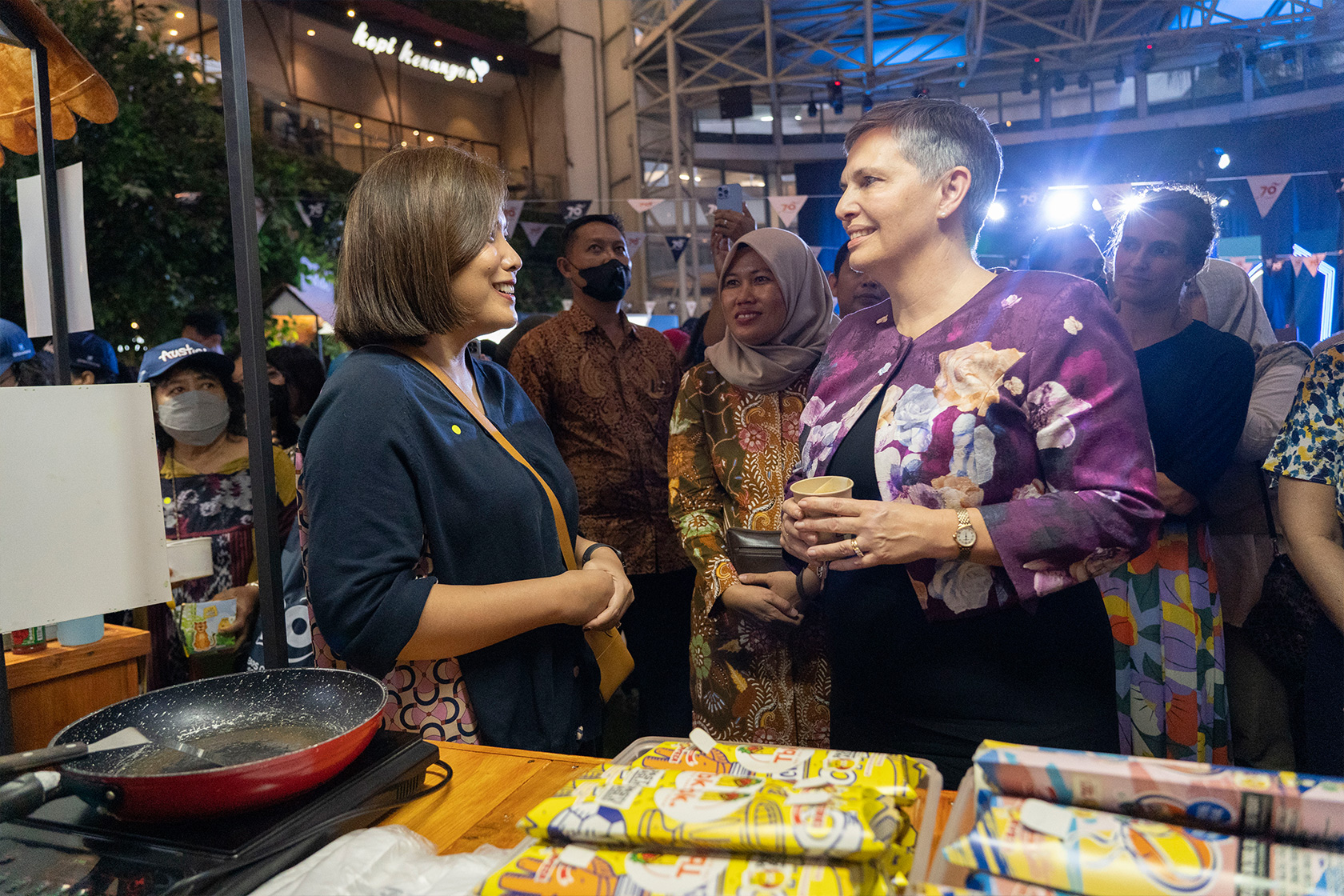The Australian Ambassador to Indonesia chatted with Nilamsari Sahadewa, an Australia Awards alumna and the owner of Kebab Turki Baba Rafi, in front of Nilam’s food stall.