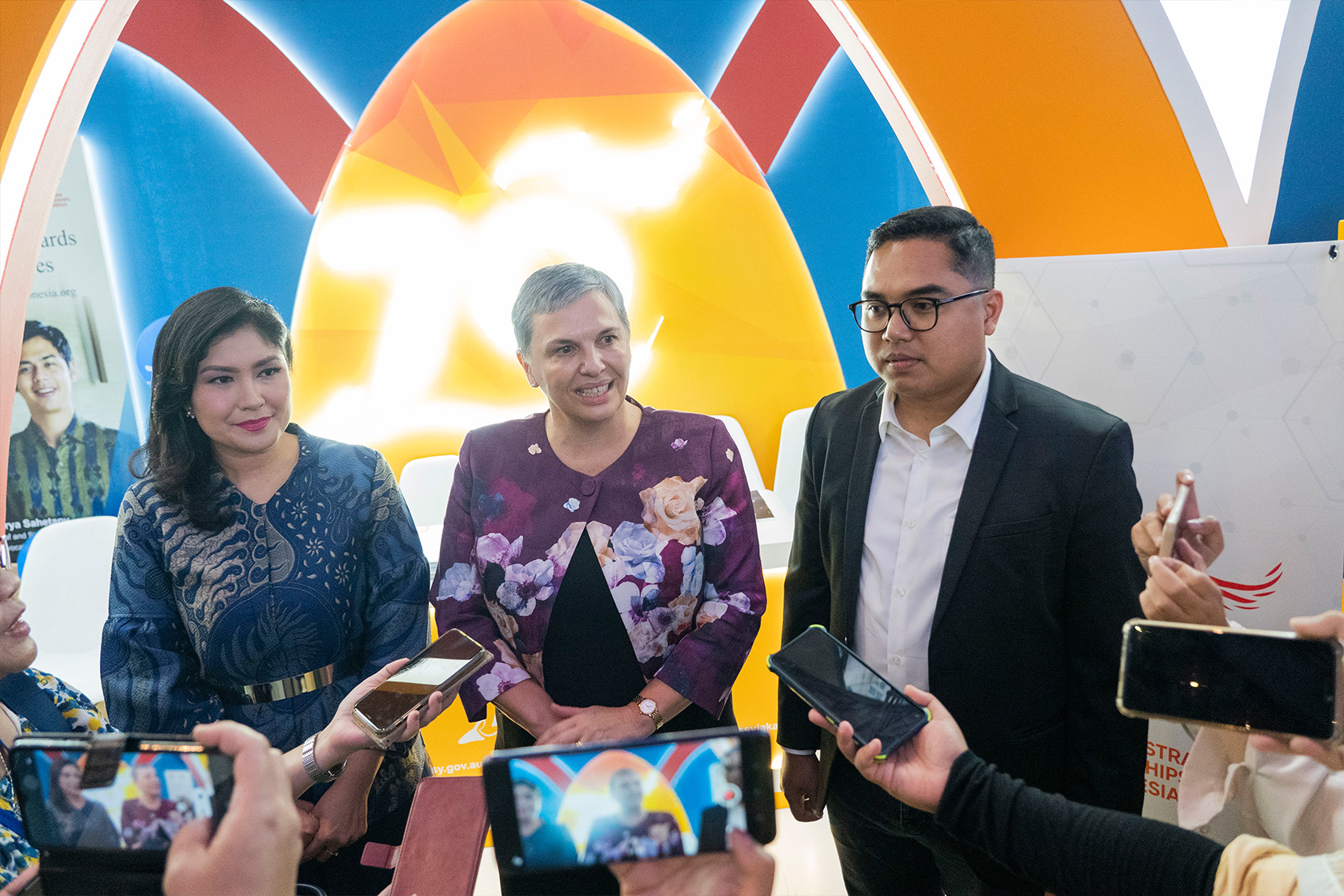 The Australian Ambassador to Indonesia had a doorstep interview with Indonesia’s media, accompanied by the Alumni Awards winner Fahd Pahdepie and MC Valerina Daniel.