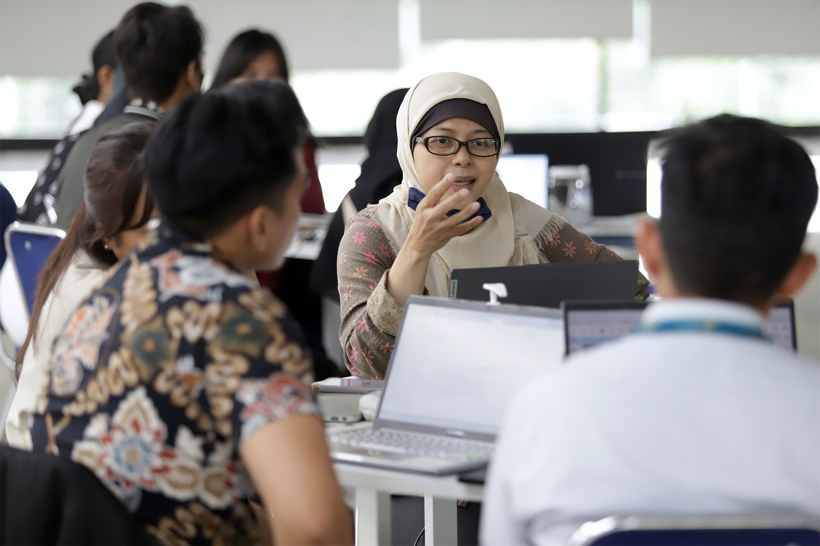 Short course participants discuss how to manage the university's internationalisation, financial management and IT.