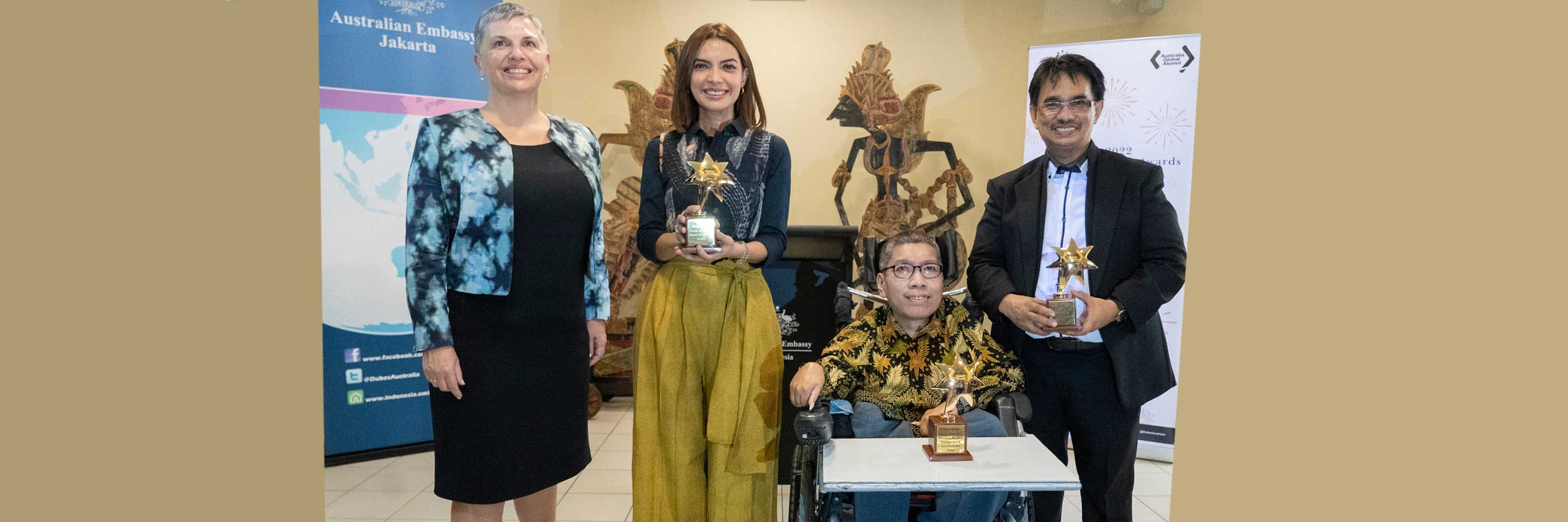The Australian Ambassador to Indonesia, Penny Williams PSM, presents the 2022 Alumni Awards to Najwa Shihab, Syaifullah Muhammad, and Antoni Tsaputra, who have made exemplary contributions to their profession and community through exceptional leadership,