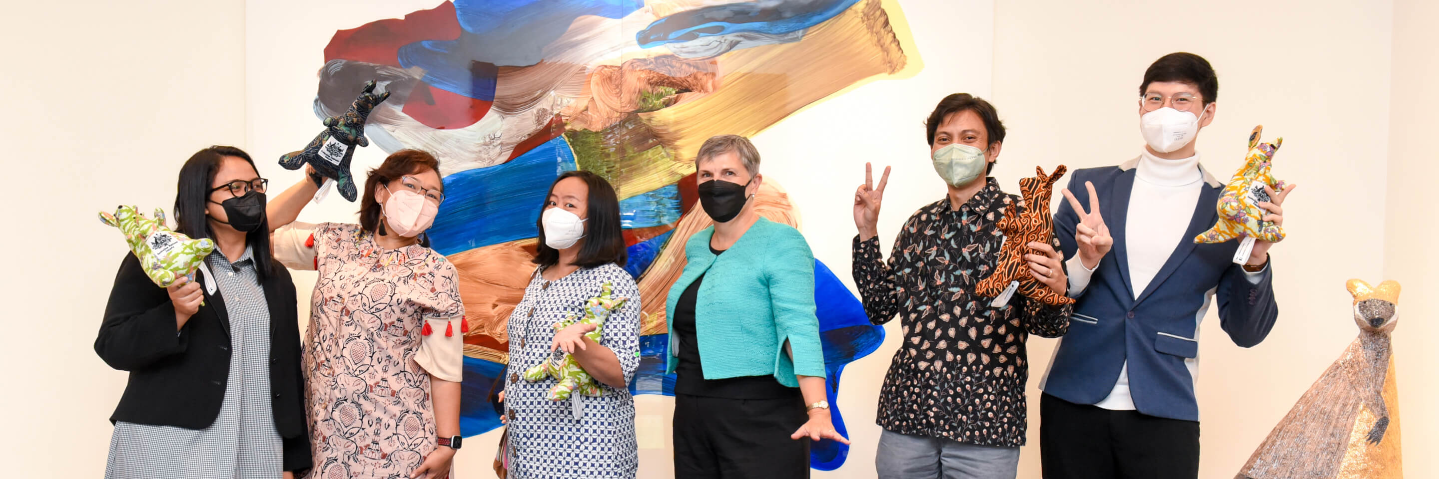 Australian Ambassador to Indonesian HE Penny Williams PSM farewelled a small group of Australia Awards scholars on 18 January 2022 (Photo courtesy of the Australian Embassy Jakarta).