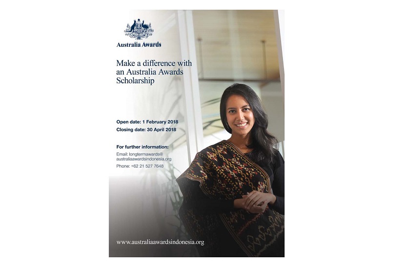 An Australia Awards alumna smiles and looks elegant in traditional cloth.