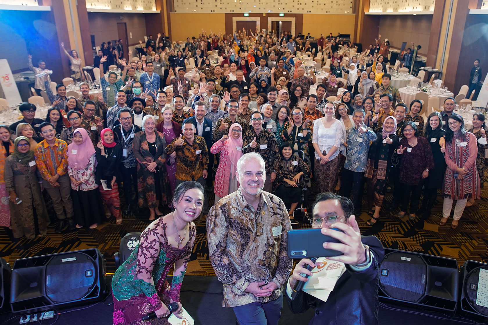 Unforgettable moments: Commemorating the gala dinner with a group snapshot.