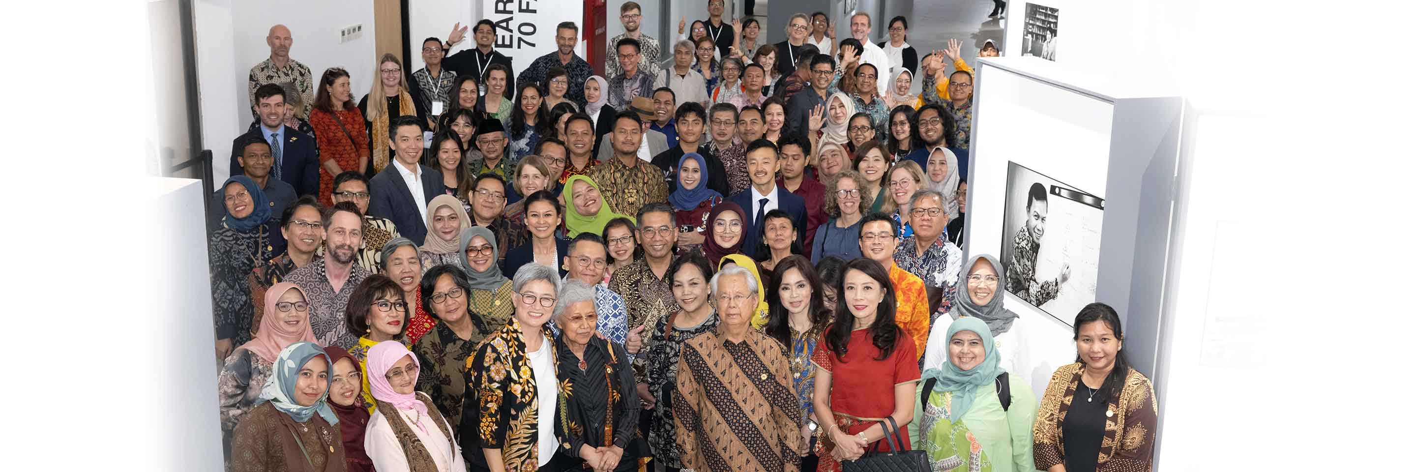 Australian Minister for Foreign Affairs inaugurates the “70 Years, 70 Faces: Australian Alumni in Indonesia” Photo Exhibition. The exhibition showcases more than 70 outstanding alumni from various backgrounds who are making a positive impact in their comm