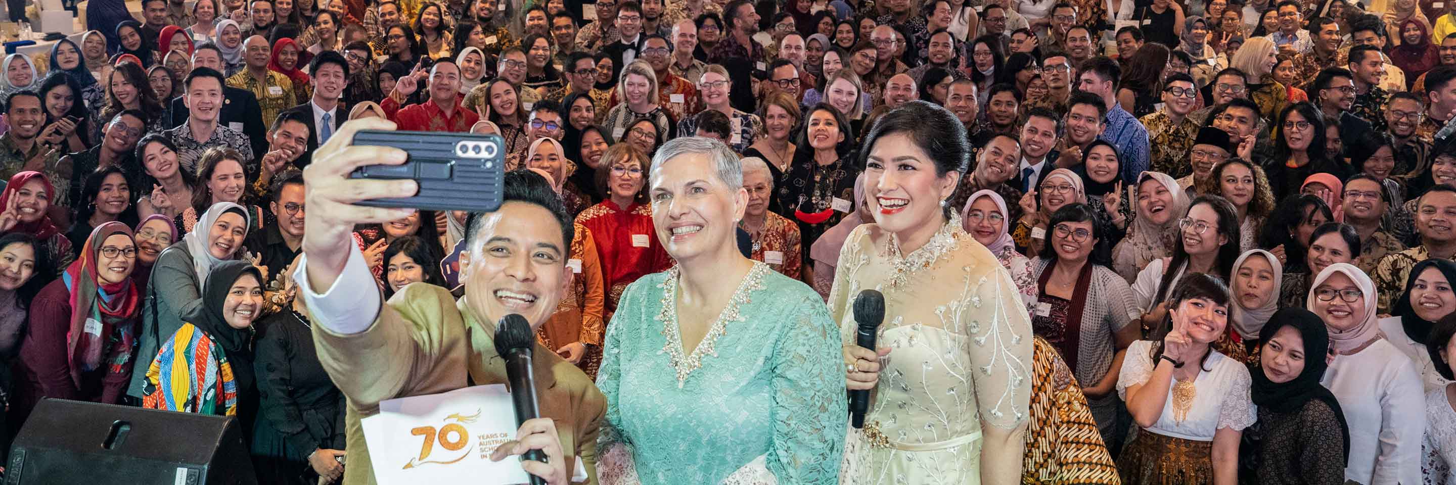 In commemoration of 70 years of Australian Scholarships in Indonesia, the Australian Ambassador to Indonesia hosts a prestigious Alumni Gala Dinner in Jakarta, a grand event attended by nearly 700 Indonesian graduates from Australian universities.